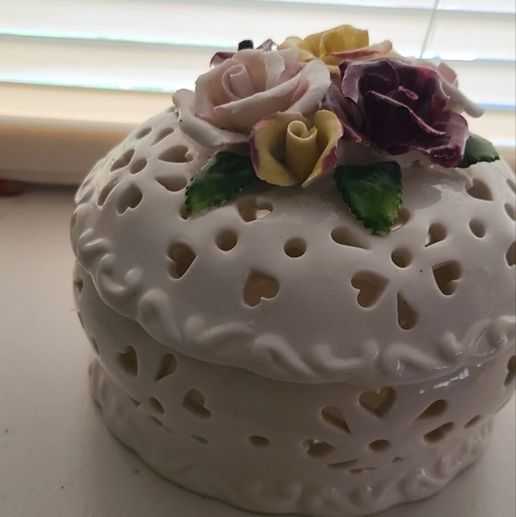 Porcelain potpourri box - Picture 1 of 6